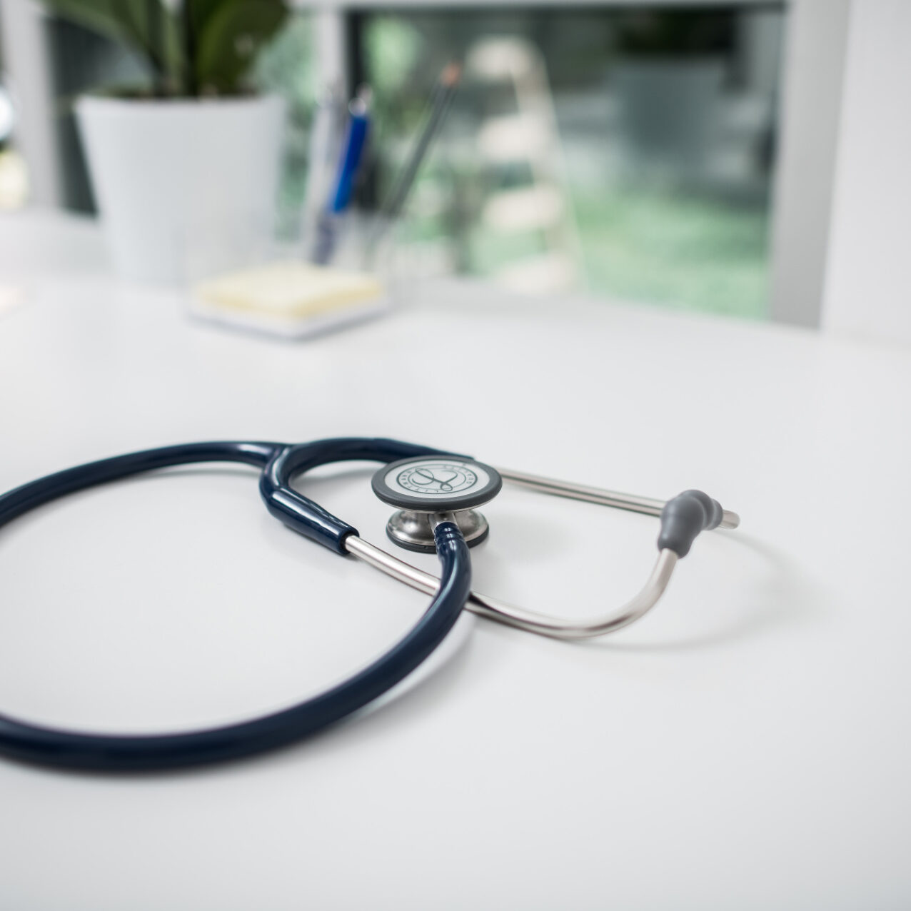 Stethoskop liegt auf Schreibtisch