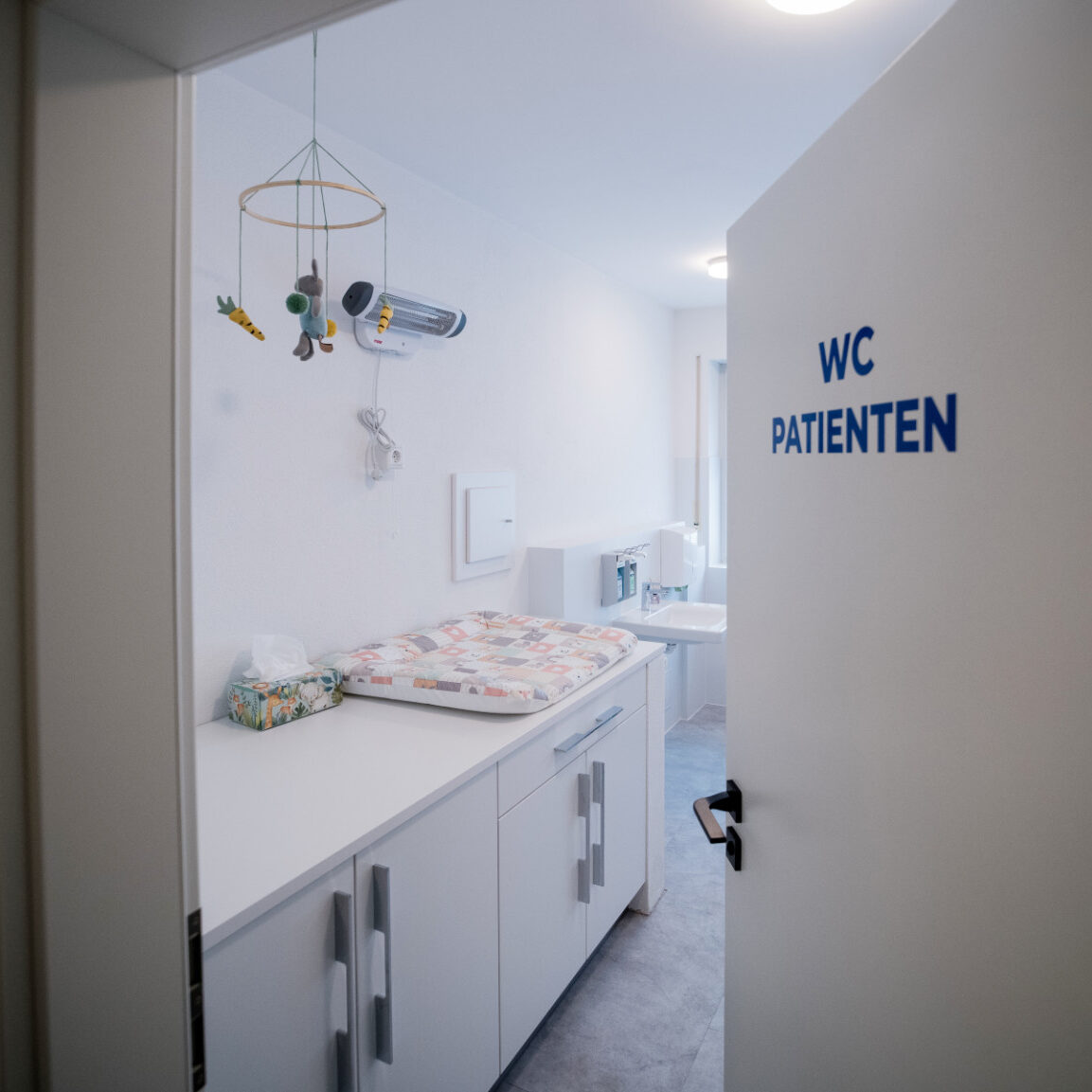 Aufnahme Blick durch die Tür auf einen Wickeltisch