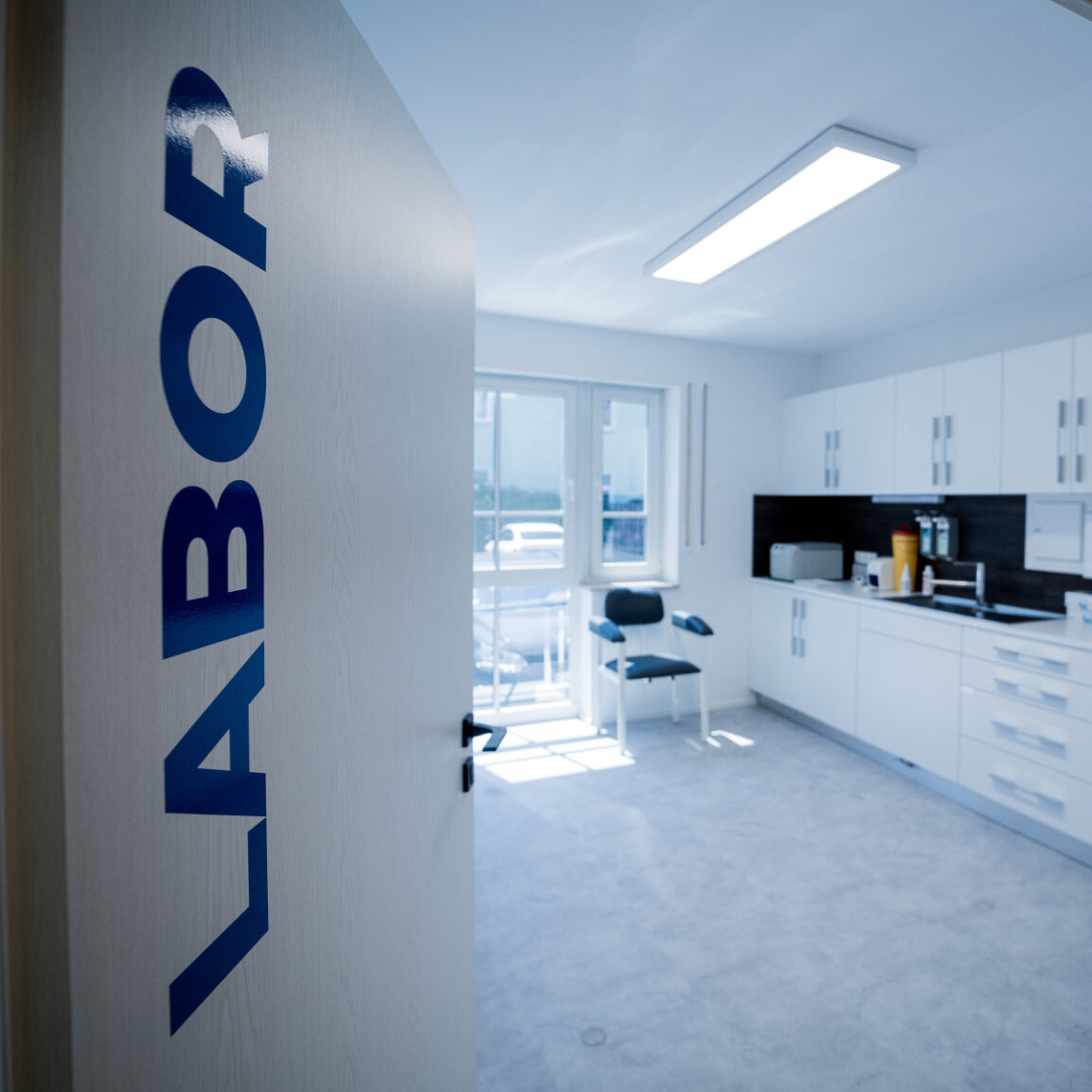 Aufnahme Blick durch die Tür in das Labor