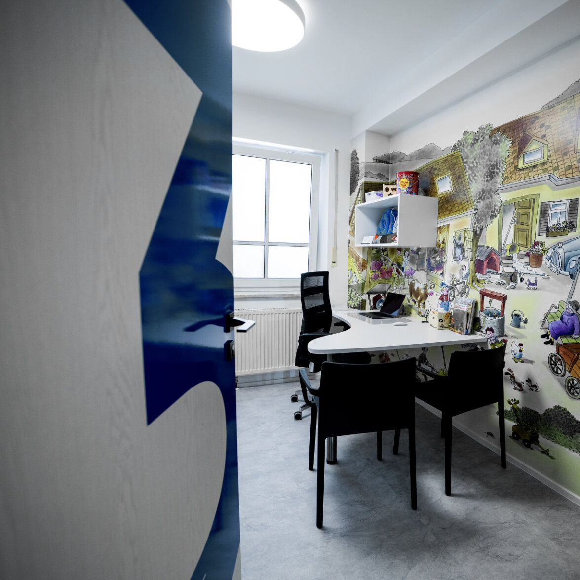 Aufnahme Blick durch die Tür in das Behandlungszimmer Nummer 3 für Kinder