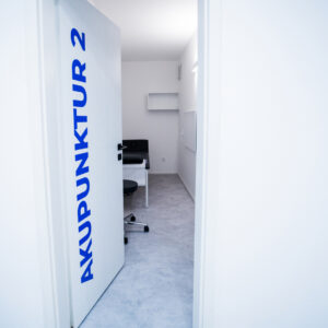 Aufnahme Blick durch die Tür in das Behandlungszimmer Akupunktur