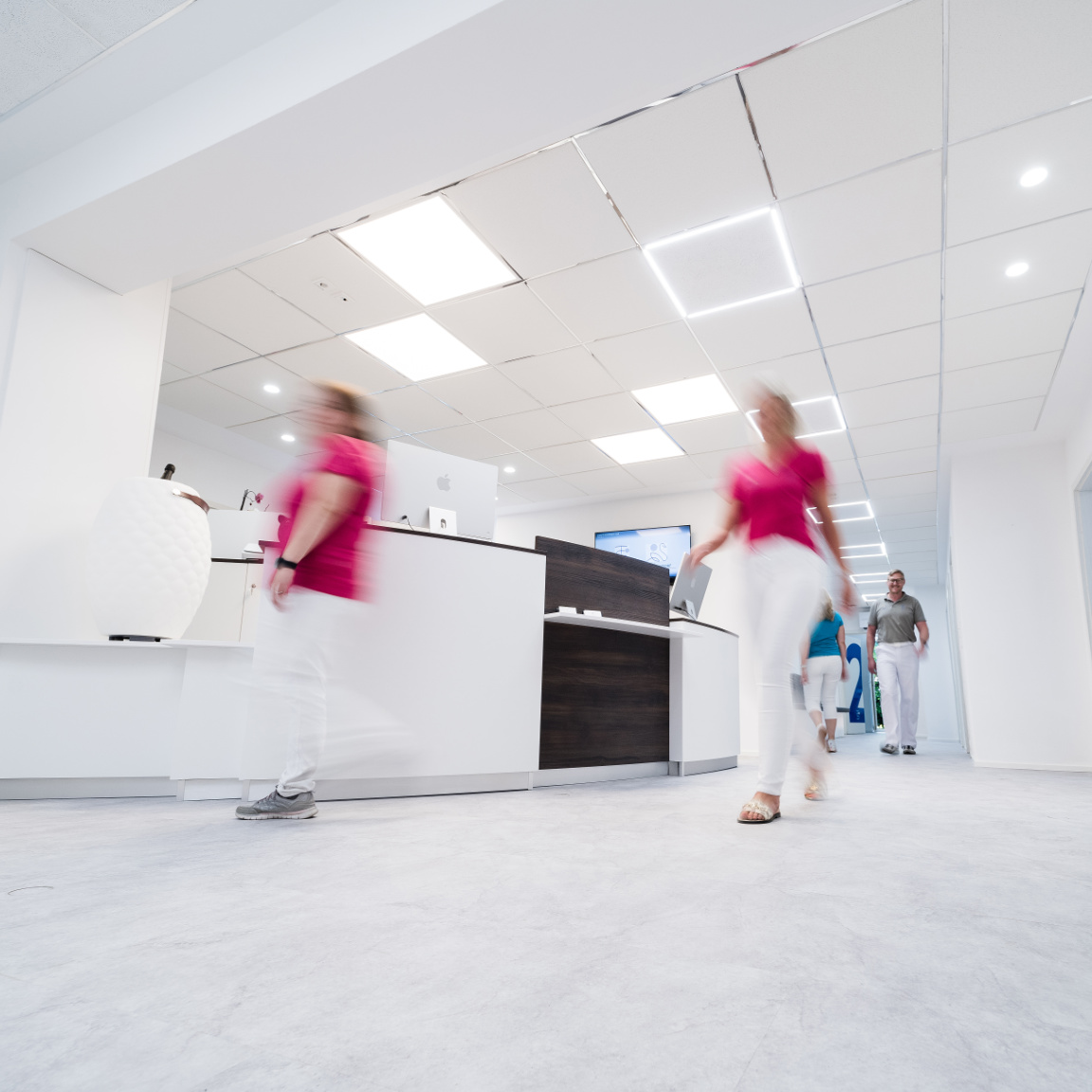 Angestellte laufen im Praxisflur